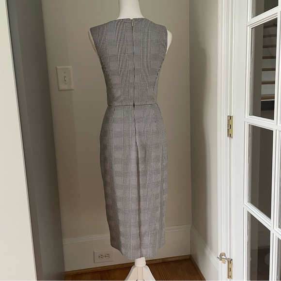 MaxMara dress runs small. Fit like a size 4. Lmk if you need measurements - Picture 2 of 6